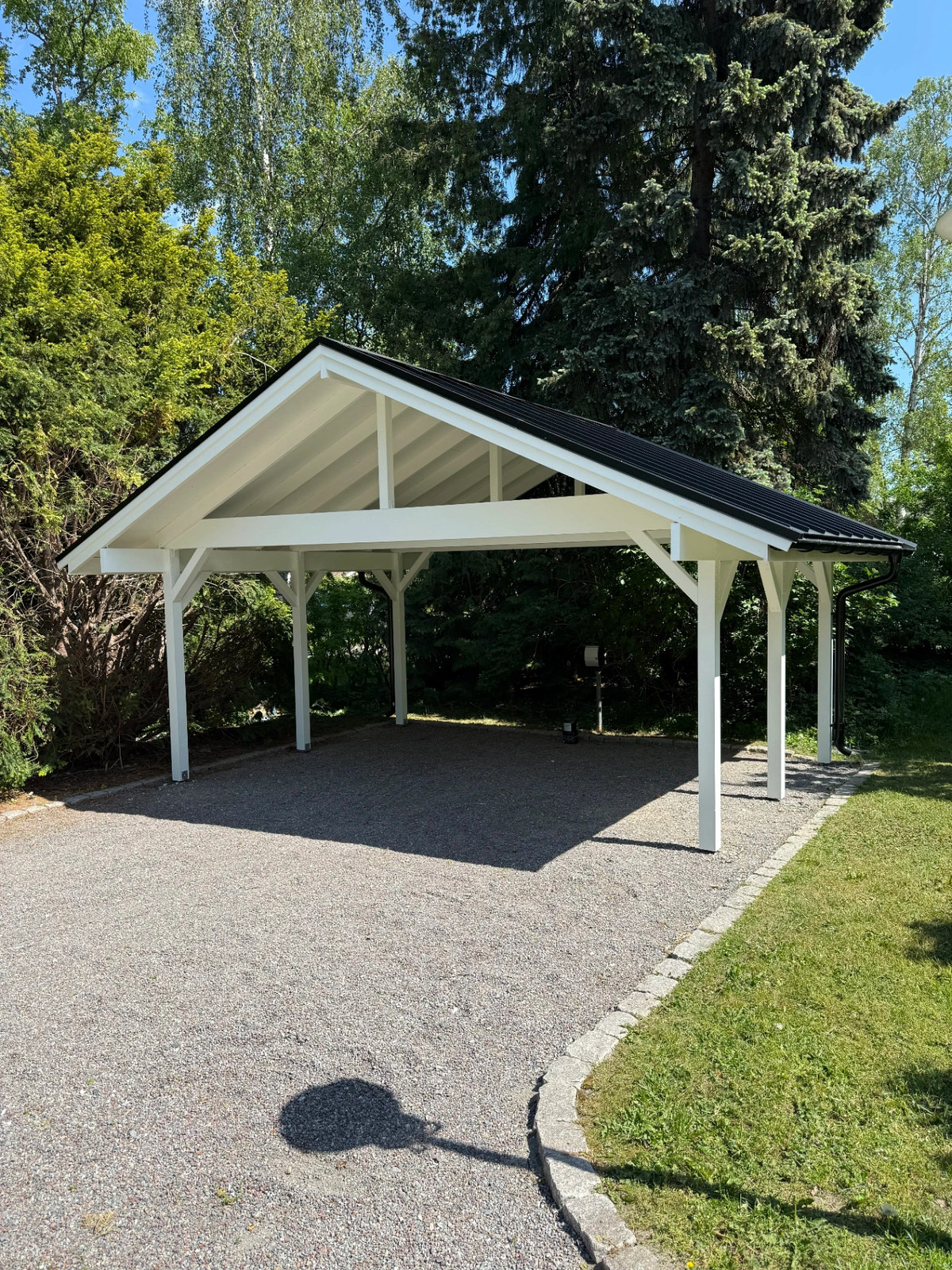 Carport i trä med grusad uppfart