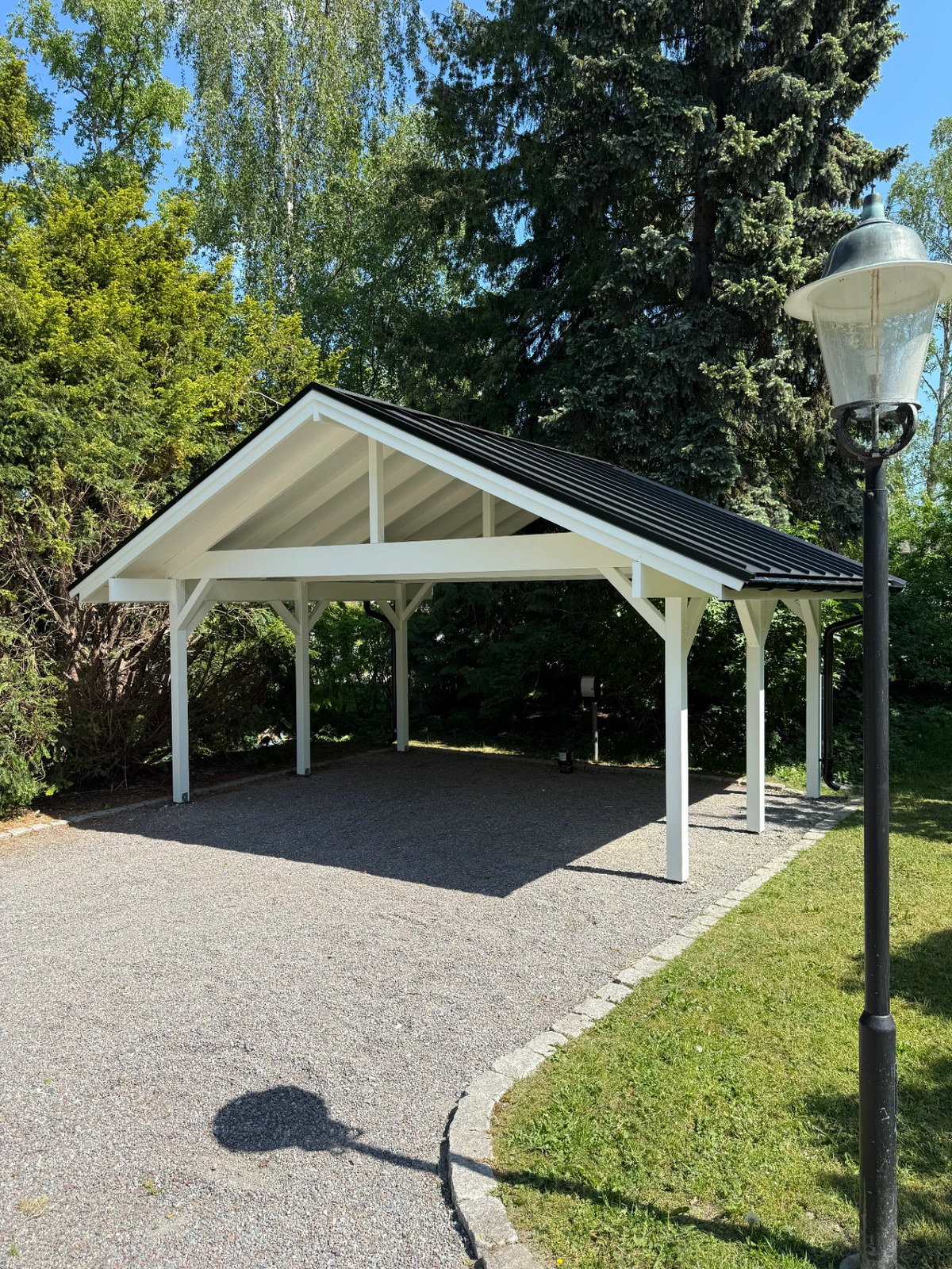 Carport i trä med grusad uppfart