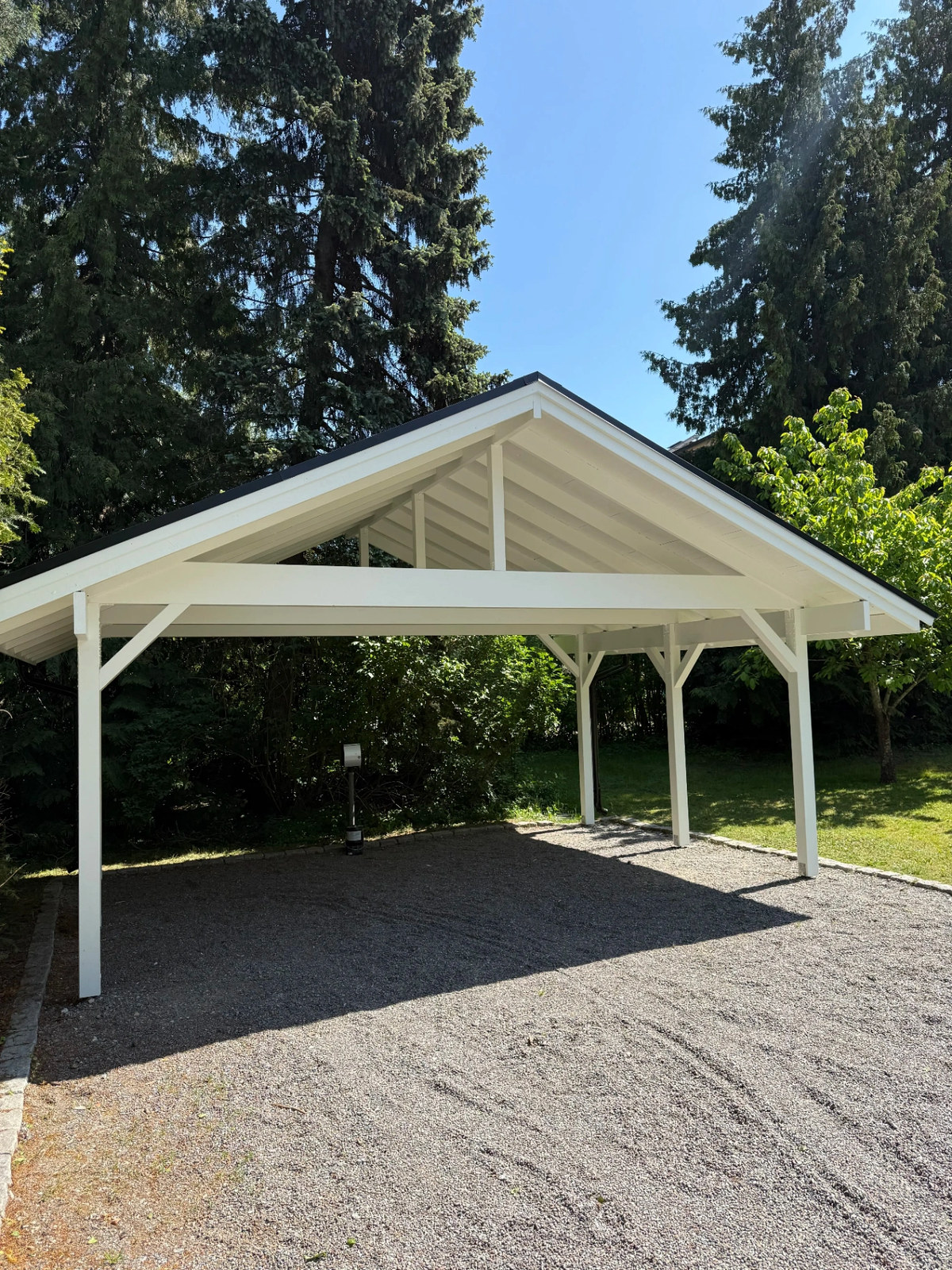 Carport i trä med grusad uppfart