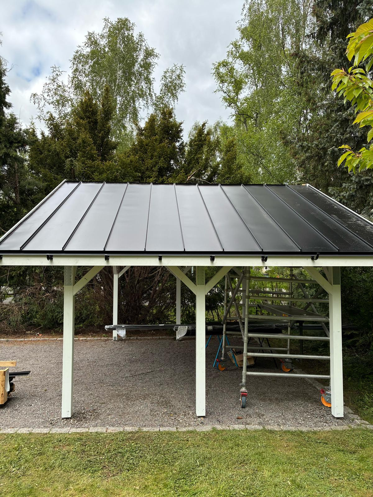 Carport i trä med grusad uppfart
