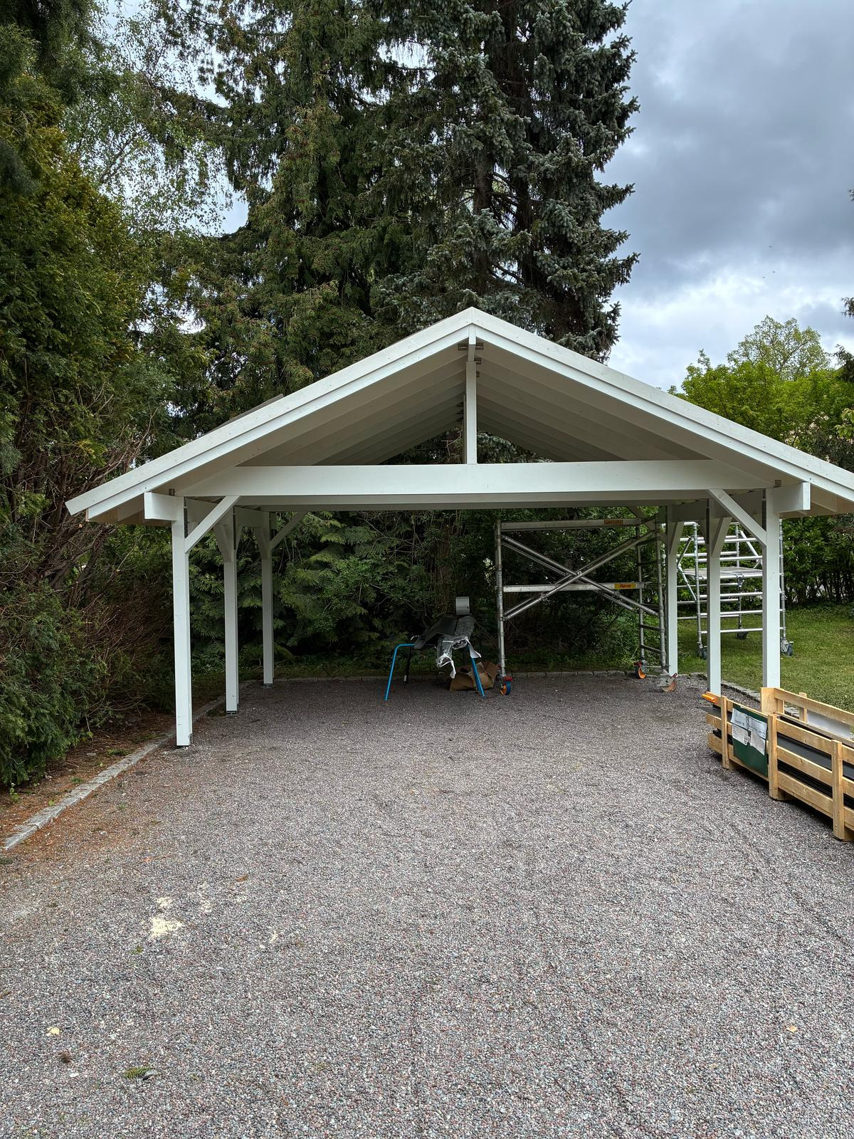 Carport i trä med grusad uppfart