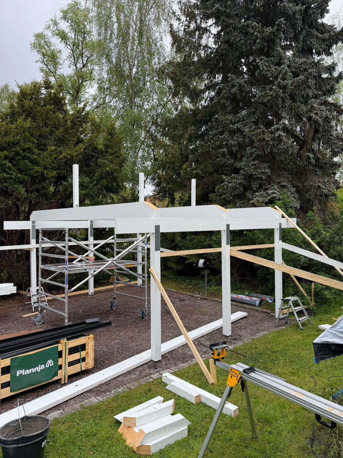 Carport i trä med grusad uppfart