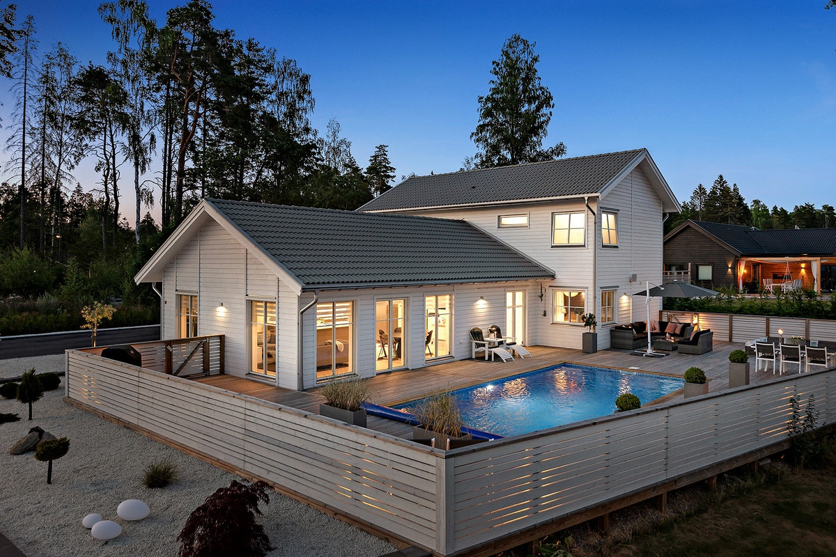 Nybyggd villa med pool i Vallentuna