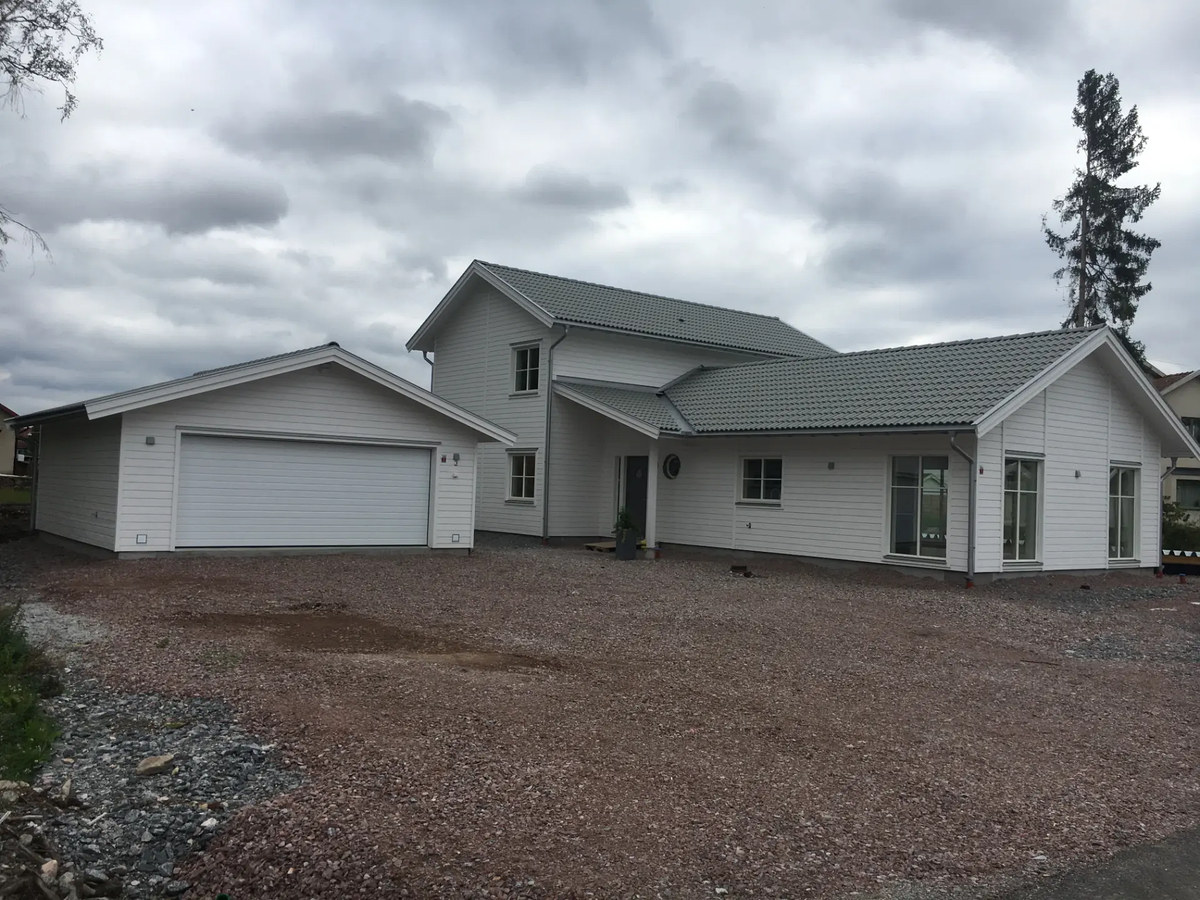 Nybyggd villa med pool i Vallentuna
