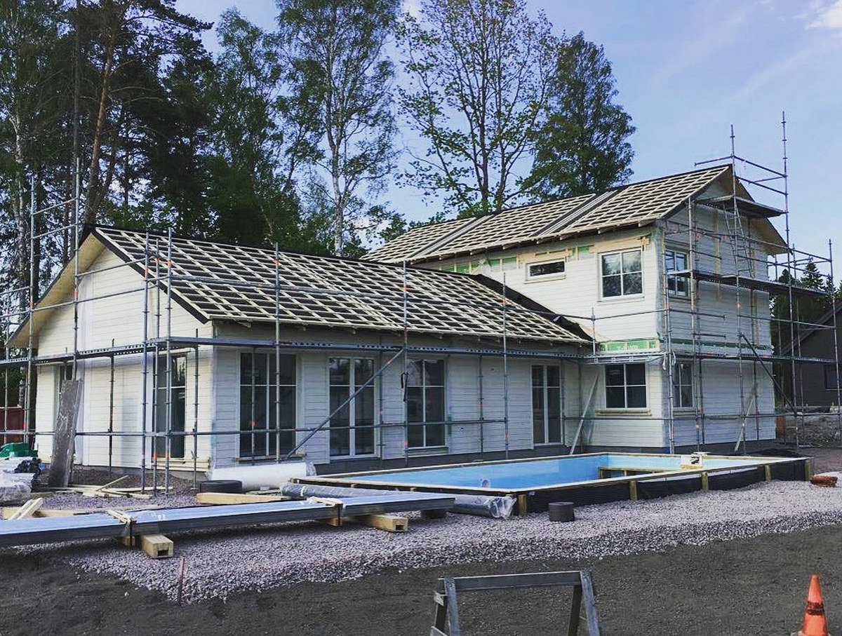 Nybyggd villa med pool i Vallentuna
