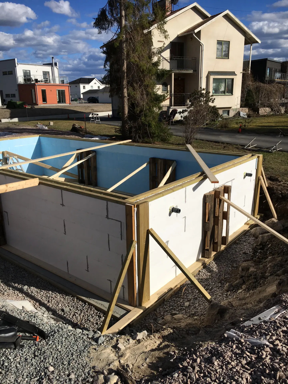 Nybyggd villa med pool i Vallentuna